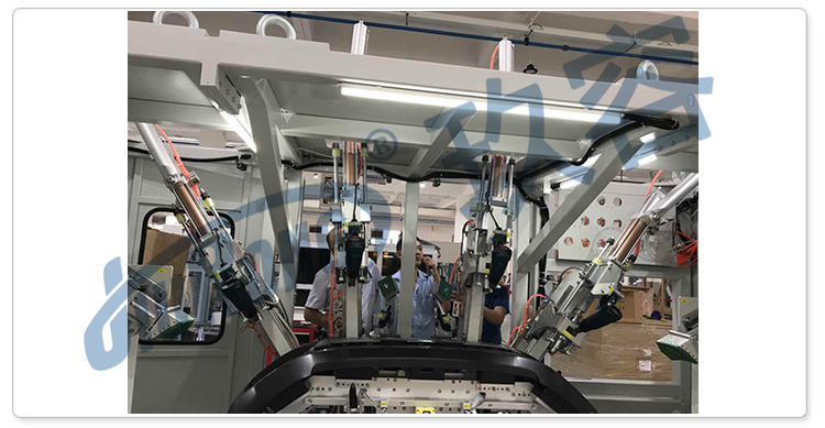 我司劉總在現場講解麻豆福利视频缸在汽車倒車雷達衝孔機上的使用注意事項